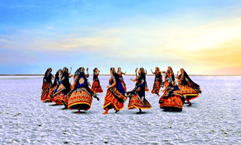 અષાઢી બીજની ઉજવણી કરતા કચ્છના લોકો, ખેતરમાં ઢોરની પૂજા, ગોળ-ધાણા વહેંચતા બાળકો અને લપ્સી ખાતો પરિવાર.