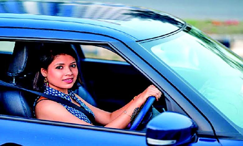 ઔર યે મૌસમ હંસીં… : કાર ચલાવતી મહિલા સુંદર કેમ લાગે છે ?