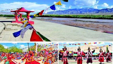 સિંધુ દર્શન મહોત્સવ `સિંધુ દર્શન મહોત્સવ' આ નામ પરથી જ ખબર પડે કે, આ સિંધુ નદીનો એક ઉત્સવ છે. જે ભારતીય સંસ્કૃતિના ગૌરવનું પ્રતીક બની ચુક્યું છે. સિંધુ દર્શન મહોત્સવ સાલ 1997માં શરૂ કરવામાં આવ્યો હતો અને હવે આ ઉત્સવ આંતરરાષ્ટ્રીય સ્તર પર ઉજવવામાં આવે છે. ફક્ત 29 વર્ષમાં આ ઉત્સવે ભારતના ખૂણે ખૂણે પોતાની સાંસ્કૃતિક છાપ છોડી છે. આ મહોત્સવમાં દેશના અલગ અલગ સંસ્કૃતિઓના વિશિષ્ટ મંડળ પોતાની ઉપસ્થિતિ દેખાડી ગૌરવનો આનંદ માણે છે. આ ઉત્સવ દરમિયાન સિંધુ નદીની પૂજા કરવામાં આવે છે. ત્યાર બાદ દેશના અલગ અલગ જગ્યાએથી આવેલા કલાકાર પોતાના ક્ષેત્રના વિશેષ સાંસ્કૃતિક કાર્યક્રમોનું પ્રદર્શન કરે છે.