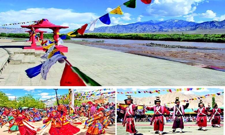 સિંધુ દર્શન મહોત્સવ `સિંધુ દર્શન મહોત્સવ' આ નામ પરથી જ ખબર પડે કે, આ સિંધુ નદીનો એક ઉત્સવ છે. જે ભારતીય સંસ્કૃતિના ગૌરવનું પ્રતીક બની ચુક્યું છે. સિંધુ દર્શન મહોત્સવ સાલ 1997માં શરૂ કરવામાં આવ્યો હતો અને હવે આ ઉત્સવ આંતરરાષ્ટ્રીય સ્તર પર ઉજવવામાં આવે છે. ફક્ત 29 વર્ષમાં આ ઉત્સવે ભારતના ખૂણે ખૂણે પોતાની સાંસ્કૃતિક છાપ છોડી છે. આ મહોત્સવમાં દેશના અલગ અલગ સંસ્કૃતિઓના વિશિષ્ટ મંડળ પોતાની ઉપસ્થિતિ દેખાડી ગૌરવનો આનંદ માણે છે. આ ઉત્સવ દરમિયાન સિંધુ નદીની પૂજા કરવામાં આવે છે. ત્યાર બાદ દેશના અલગ અલગ જગ્યાએથી આવેલા કલાકાર પોતાના ક્ષેત્રના વિશેષ સાંસ્કૃતિક કાર્યક્રમોનું પ્રદર્શન કરે છે.