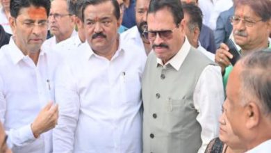 શિવસેના યુબીટીના વિવાદાસ્પદ નેતા બડગુજર અને ભૂતપૂર્વ પ્રધાન ઘોલપનો ભાજપ પ્રવેશ