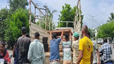 વડોદરા મનપા તંત્ર દ્વારા અકોટા વિસ્તારમાં લારી-ગલ્લા હટાવવા જતા વિરોધ કર્યો