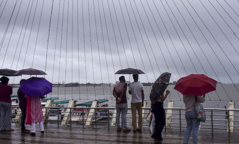 Kutch residents suffer from unbearable heat and sweltering heat amid spells of thunder and rain