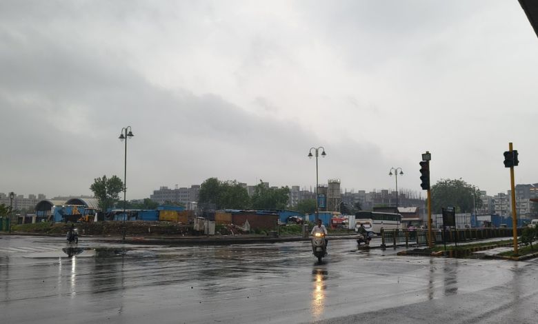 Rain lashed Ahmedabad late at night with thunder and lightning, rain clouds were seen in the morning too