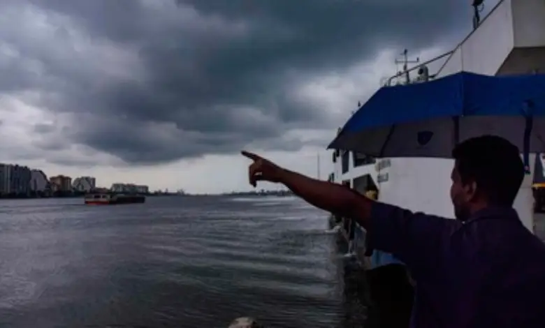 India IMD issued red alert for rain states of country fishermen have been advised not to venture into sea