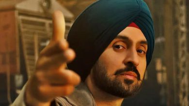 મુંબઈ: વિવાદોમાં ઘેરાયેલી દિલજીત દોસાંઝની પંજાબી ફિલ્મ સરદાર જી 3ને ભારતમાં રિલીઝ ન કરવાનો નિર્ણય કરવામાં આવ્યો હતો. જ્યારે આ ફિલ્મ ભારત બહાર રિલીઝ કરવામાં આવી છે. વિવાદો બાદ પણ આ ફિલ્મે પહેલા વિક એન્ડમાં વિદેશમાં ધૂમ મચાવી છે. ખાસ કરીને પાકિસ્તાનમાં આ ફિલ્મે બોક્સ ઓફિસ પર નવા રેકોર્ડ્સ બનાવ્યા છે. ભારતમાં પહેલગામ હુમલા બાદ પાકિસ્તાની કલાકારો પરના પ્રતિબંધને કારણે ફિલ્મ રિલીઝ ન થઈ, પરંતુ વિદેશમાં તેની લોકપ્રિયતા અદભૂત જોવા મળી રહી છે.