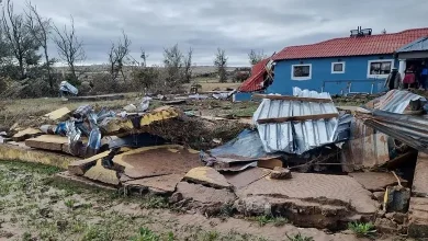દક્ષિણ આફ્રિકાના પૂરગ્રસ્ત વિસ્તારો, તણાયેલા ઘરો અને લોકો, બચાવકર્મીઓ.