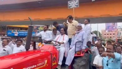 શિવસેના (યુબીટી)એ ખેતીના મુદ્દાઓ અને અધૂરા વચનોના વિરોધમાં ટ્રેક્ટર માર્ચનું આયોજન કર્યું