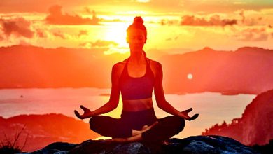 યોગાસન અને કસરતની તુલના દર્શાવતો ગ્રાફિક, જેમાં યોગાસનના ફાયદાઓ પર ભાર મૂકવામાં આવ્યો છે.