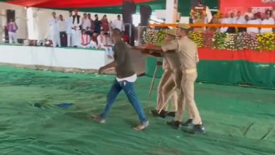 અખિલેશ યાદવની સુરક્ષામાં ભંગ: કાર્યકર્તા સુરક્ષા ઘેરો તોડીને મંચ પાસે ધસી ગયો, જાણો સમગ્ર મામલો શું છે?