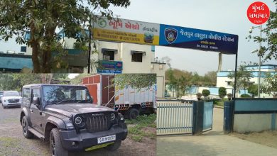 Car rammed into police in Jetpur