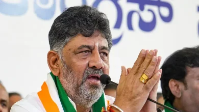 કર્ણાટકના નાયબ મુખ્ય પ્રધાન ડીકે શિવકુમાર ધારાસભ્યોને સંબોધતા