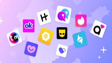 વિવિધ ડેટિંગ એપ્સના લોગો દર્શાવતો સ્માર્ટફોન, બેકગ્રાઉન્ડમાં લોકો એકબીજા સાથે જોડાઈ રહ્યા છે.