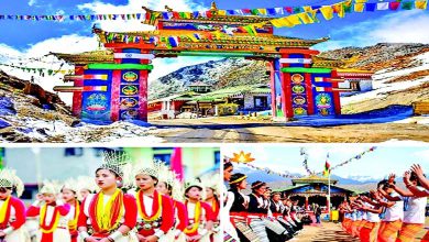 અરુણાચલ પ્રદેશમાં દ્રી ફેસ્ટિવલ દરમિયાન પરંપરાગત પોશાકમાં લોકો નૃત્ય કરતા, ખેતરો અને સુંદર ઘાટીનો દૃશ્ય.