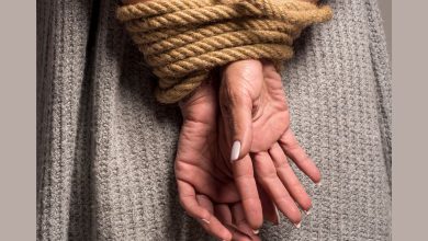 ભુજઃ પૂર્વ કચ્છના અંજાર શહેરની ભાગોળે આવેલા વરસામેડી ગામમાં પડોશી પરિવારની ૧૩ વર્ષની પુત્રીનું અપહરણ કરી, નખત્રાણાની વાડીમાં લઈ જઈ શારીરિક યાતનાઓ આપવા સાથે વારંવાર દુષ્કર્મ આચરવા બદલ મૂળ મધ્યપ્રદેશના યુગલને અત્રેની નામદાર અદાલતે ૨૦ વર્ષની સખ્ત કેદની સજા ફટકારી છે. અલબત્ત આ આરોપી યુગલ જામીન પર મુક્ત થઇ ગયાં બાદ લાંબા સમયથી ફરાર થઈ ગયું છે.