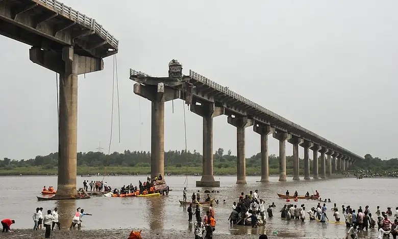 Gambhira Bridge collapses