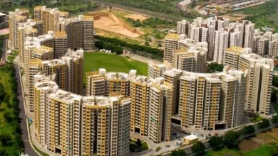 ગુજરાત રિયલ એસ્ટેટના આલેખ સાથે અમદાવાદ શહેરનો વ્યાપક દ્રશ્ય.