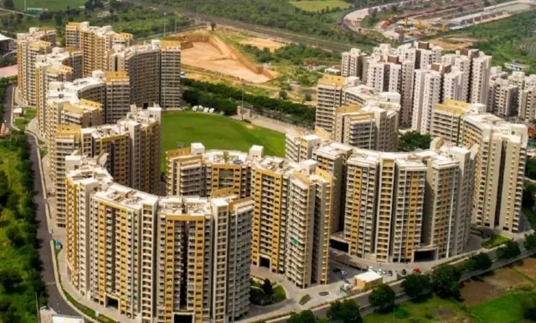 ગુજરાત રિયલ એસ્ટેટના આલેખ સાથે અમદાવાદ શહેરનો વ્યાપક દ્રશ્ય.