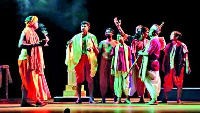 રંગમંચ પર નાટક ભજવાઈ રહ્યું છે,