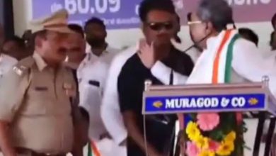 કર્ણાટકના મુખ્યમંત્રી વિવાદમાં: પોલીસ અધિકારી પર હાથ ઉગામતા વીડિયો વાયરલ, VRSની માંગ!