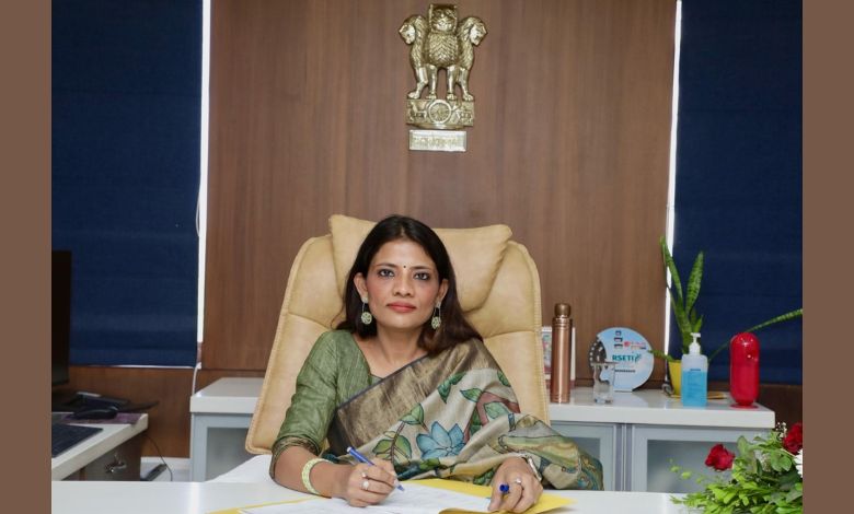 કોણ છે ગુજરાતની મહિલા IAS અધિકારી જેને હાઇવે પર ખાડા મુદ્દે NHAI અધિકારીને ફટકાર્યો દંડ?