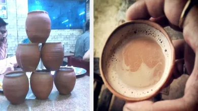 માટીની કુલડીમાં ગરમ ​​ચા, પ્લેટફોર્મ પર વેચાણ માટે.