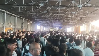 ઘાટકોપર મેટ્રો સ્ટેશન પર મુસાફરોની ભારે ભીડ, એસ્કેલેટર પર ઉભેલા લોકો.