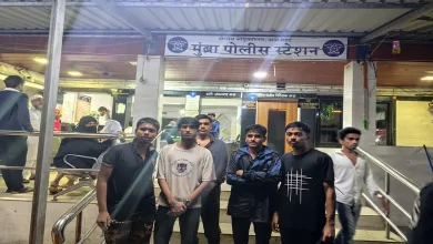 થાણેના મુંબ્રામાં ટ્રેકિંગ દરમિયાન રસ્તો ભૂલી ગયેલા પાંચ યુવકોને ફાયરબ્રિગેડ અને સ્થાનિકોએ બચાવ્યા. મોડી રાત્રે શોધખોળ બાદ તમામને સલામત બહાર કઢાયા.