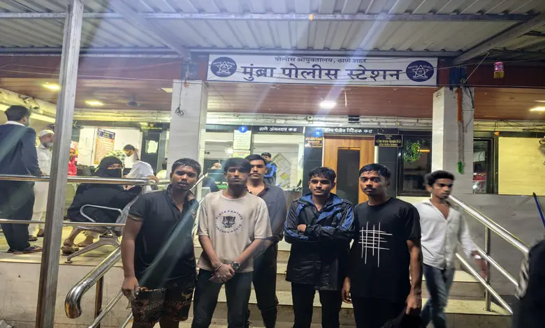 થાણેના મુંબ્રામાં ટ્રેકિંગ દરમિયાન રસ્તો ભૂલી ગયેલા પાંચ યુવકોને ફાયરબ્રિગેડ અને સ્થાનિકોએ બચાવ્યા. મોડી રાત્રે શોધખોળ બાદ તમામને સલામત બહાર કઢાયા.