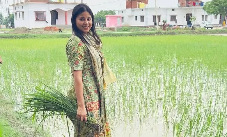 Priya Saroj's video of working in the farm goes viral