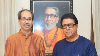 ઉદ્ધવ ઠાકરે અને રાજ ઠાકરે સાથે ઊભા છે, રાજકીય એકતાનું પ્રતીક.