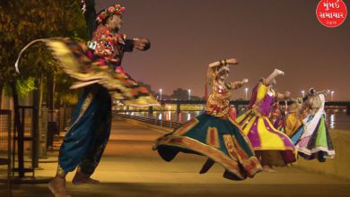 સાબરમતી રિવરફ્રન્ટ પર નવરાત્રિ ગરબા રમતા લોકો