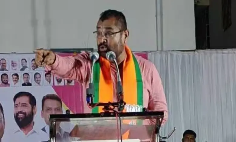 સદાભાઉ ખોત સભાને સંબોધતા