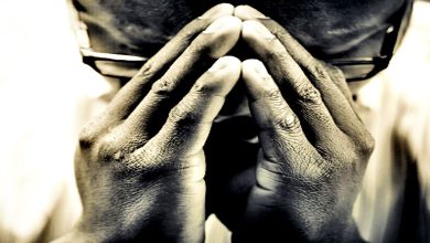 હાથ જોડીને પ્રાર્થના કરતો વ્યક્તિ