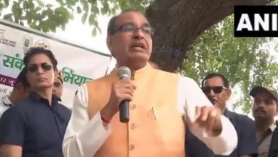 Come on...tell me...so much haste! Union Agriculture Minister forgets his wife in rush to catch flight