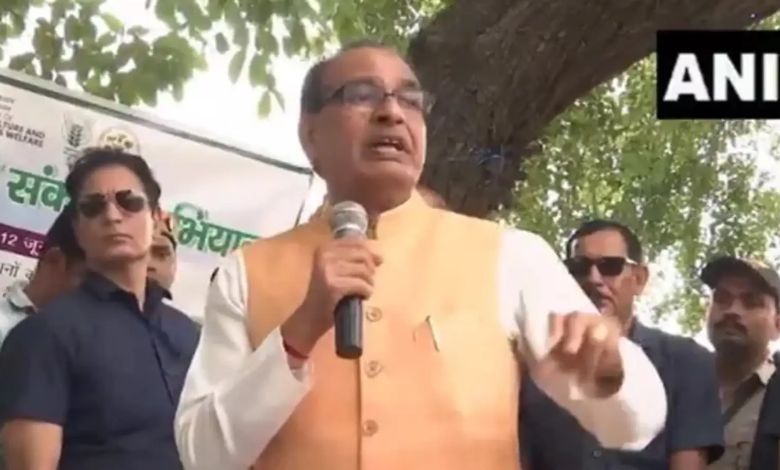 Come on...tell me...so much haste! Union Agriculture Minister forgets his wife in rush to catch flight