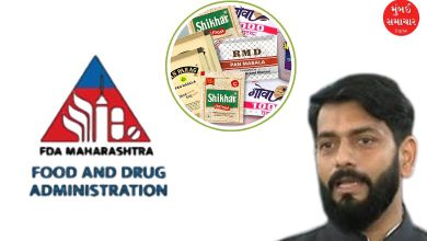 વિક્રમ પાચપુતે માઇક્રોફોન સામે બોલી રહ્યા છે.