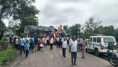 વાશિમમાં ટ્રક અને બસનો અકસ્માત થયેલ વાહન, પોલીસ અને બચાવ કામગીરી.