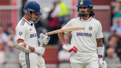 ક્રિકેટ મેચ દરમિયાન તૂટેલું બેટ પકડીને ઉભેલો યશસ્વી જયસ્વાલ.