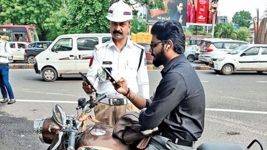 અમદાવાદ: ટ્રાફિક નિયમોનું ઉલ્લંઘન કરનારાઓ હવે સ્થળ પર દંડ ભરવામાંથી છટકી શકશે નહીં. અમદાવાદ ટ્રાફિક પોલીસે તાત્કાલિક દંડ વસૂલાત સુનિશ્ચિત કરવા માટે ક્યૂઆર કોડ સિસ્ટમ શરૂ કરી હકી.