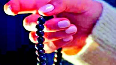 માનવ શરીર અને આધ્યાત્મિક ઊર્જાનું પ્રતીકાત્મક ચિત્ર, ધ્યાન મુદ્રામાં વ્યક્તિ.