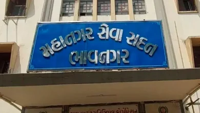 Before the Bhavnagar Corporation elections, the mayor, fed up with the party, threatened to commit suicide, causing outrage in the group.