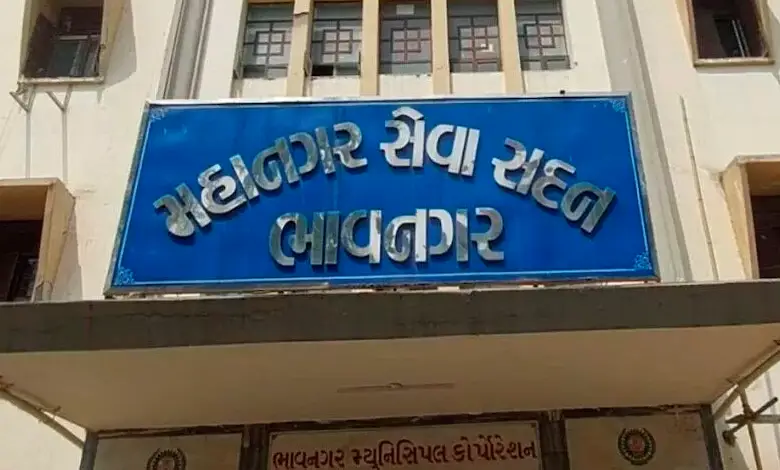 Before the Bhavnagar Corporation elections, the mayor, fed up with the party, threatened to commit suicide, causing outrage in the group.