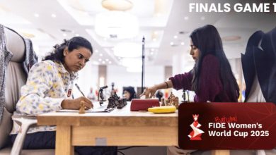 ચેસ વર્લ્ડ કપ ફાઇનલનો રસાકસીભર્યો આરંભઃ પ્રથમ ગેમમાં દિવ્યા સામે હારતાં બચી ગઈ હમ્પી પ્રથમ ગેમ ડ્રૉ જતાં બન્નેને 0.5-0.5 પૉઇન્ટ મળ્યાઃ બીજી ગેમ રવિવારે