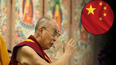 દલાઈ લામા, શાંત અને ગંભીર મુદ્રામાં બેઠા છે.