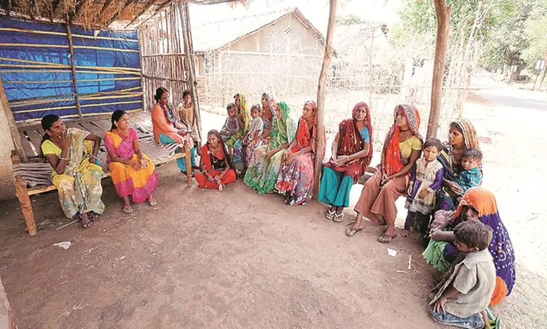 આદિવાસી પરિવારના લોકો ભેગા થયેલા છે