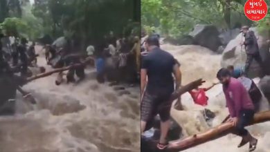 જૂનાગઢના ગિરનાર પર્વત પર આવેલા જટાશંકર ધોધમાં ભારે વરસાદને કારણે પાણીનો પ્રવાહ વધતા ફસાયેલા પર્યટકો.