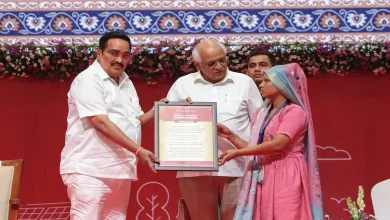 નવસારીમાં સરપંચ સન્માન સમારોહ: CR પાટીલ અને ભૂપેન્દ્ર પટેલ ભાષણ આપતા, મોટી સંખ્યામાં સરપંચો હાજર.