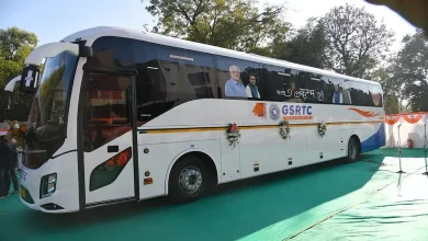 મુખ્યમંત્રી ભૂપેન્દ્ર પટેલ અને વાહનવ્યવહાર રાજ્ય પ્રધાન હર્ષ સંઘવી નવી GSRTC સુપર એક્સપ્રેસ બસોને લીલી ઝંડી બતાવી રહ્યા છે.