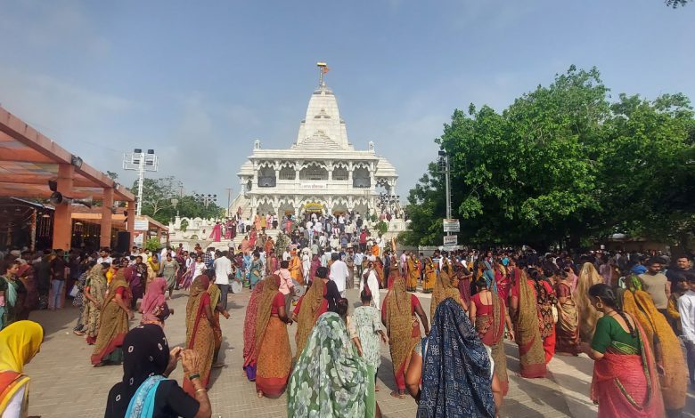 Guru Purnima celebrated grandly in temples and ashrams of Gujarat, disciples bow their heads at the feet of the Guru and seek blessings